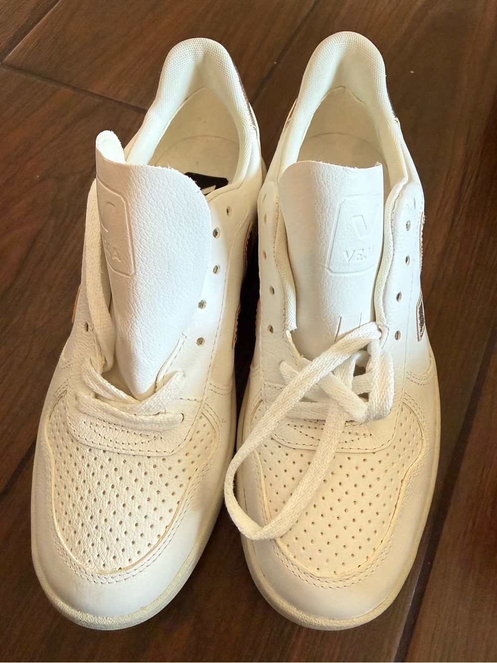 Veja Women's White and Gold sz 8 - Picture 2 of 7